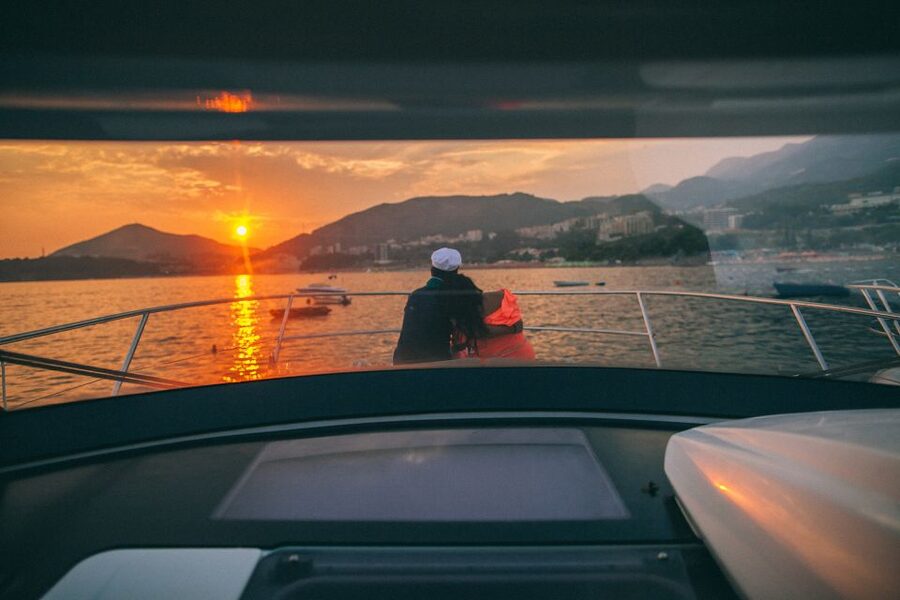 Amalfi Coast: Romantic Sunset Cruise with Music & Cocktails - Key things that make this cruise work