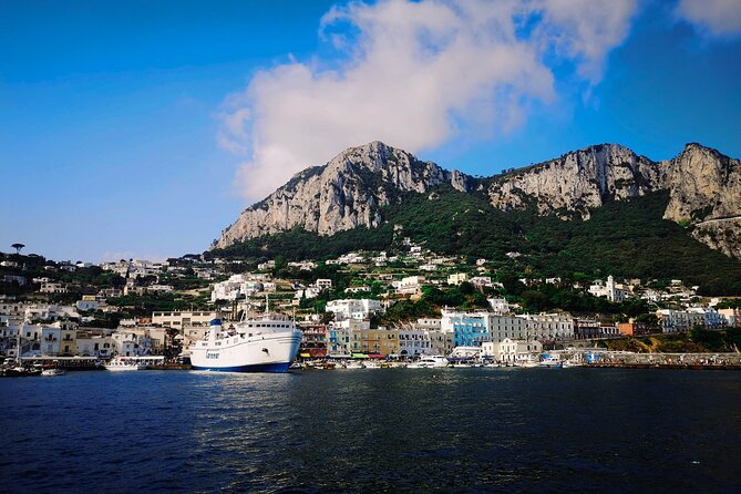 Capri: discover the beauties of the island aboard a Luxury Boat - Onboard comfort: WiFi, bathroom, and the snack-and-drink setup
