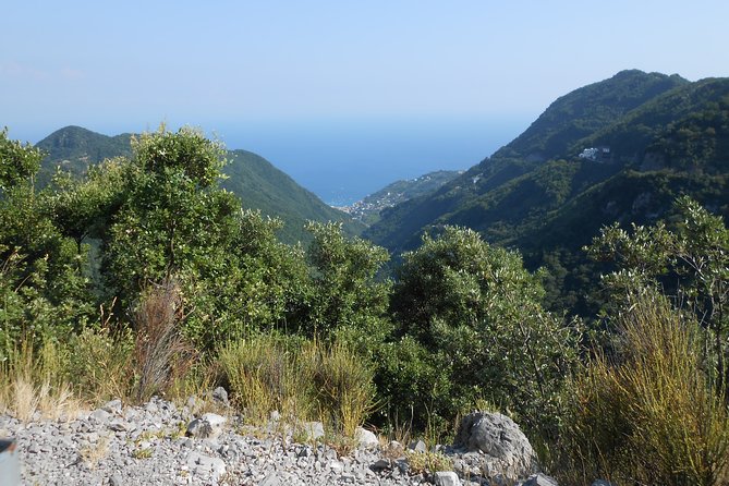 Chiunzi Pass loop by bicycle - Valico di Chiunzi: the long climb payoff toward Vesuvius and Naples