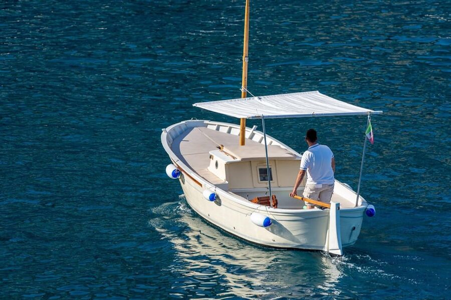 From Amalfi: Amalfi - Positano - Coast boat tour - Li Galli and the dolphin-shaped island: the coast’s side quest