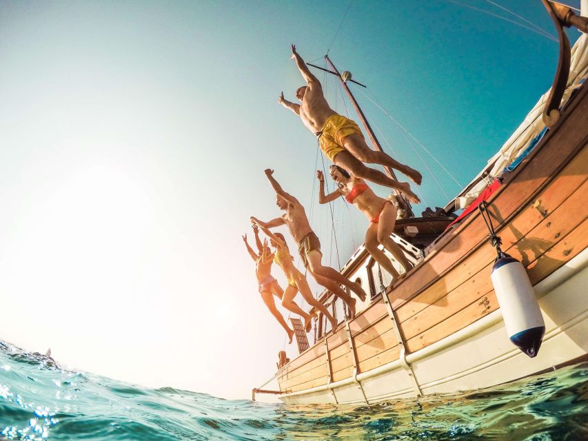 From Amalfi: Capri Island Boat Tour with Snorkeling & Drinks - Meeting the crew and getting aboard without stress