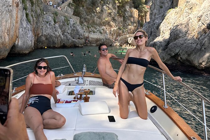 Full-day Exclusive Private boat tour on the Amalfi coast - Lunch on the Amalfi coast: how it’s handled (and where you might eat)