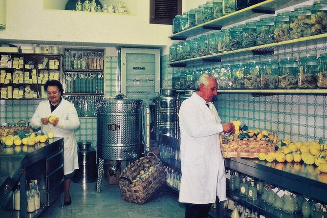 Learn how to make Amalfi limoncello - The hands-on limoncello process: what you actually practice