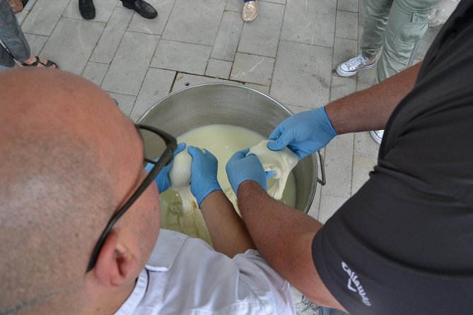 Mozzarella Class or Pizza Class - Furore: where the day slows down for mozzarella