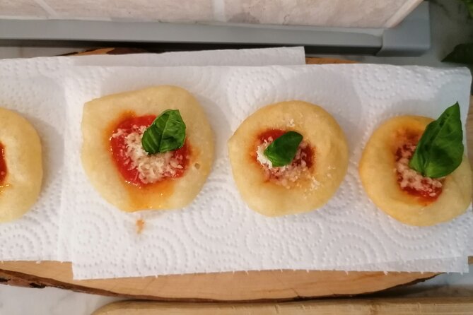 Pizza e Tiramisù class with local mum in Positano - Pizza-making in a Positano home kitchen
