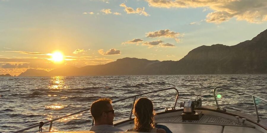 Positano: Amalfi Coast Sunset Group Boat Tour with Prosecco - Practical packing list for a 1.5-hour sea sunset
