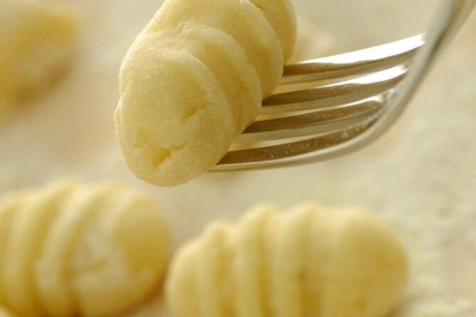 Small-Group Cooking Class in Positano: Gnocchi, Tiramisù & Drinks - Wine and limoncello: the meal becomes the celebration