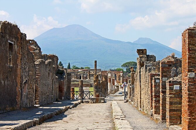 Transfer from Praiano to Naples - Timing and operating hours: why 24/7 matters here