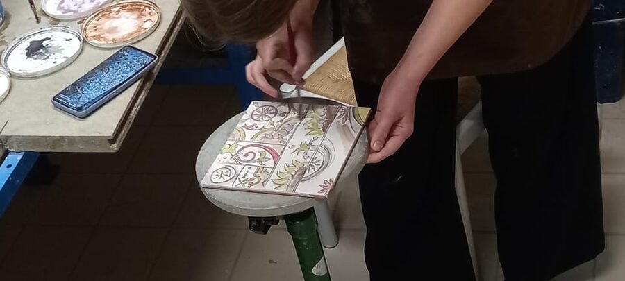 Vietri sul Mare: majolica decoration workshop - The One-Hour Flow: Welcome, Materials, Painting, Finish